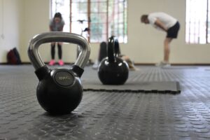 Jak wybrać idealną matę do ćwiczeń? Poradnik dla każdego miłośnika fitnessu