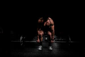 Ćwiczenia z kettlebell na brzuch – jak efektywnie trenować?