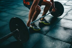 Joga na rwę kulszową – korzyści, ćwiczenia i wskazówki
